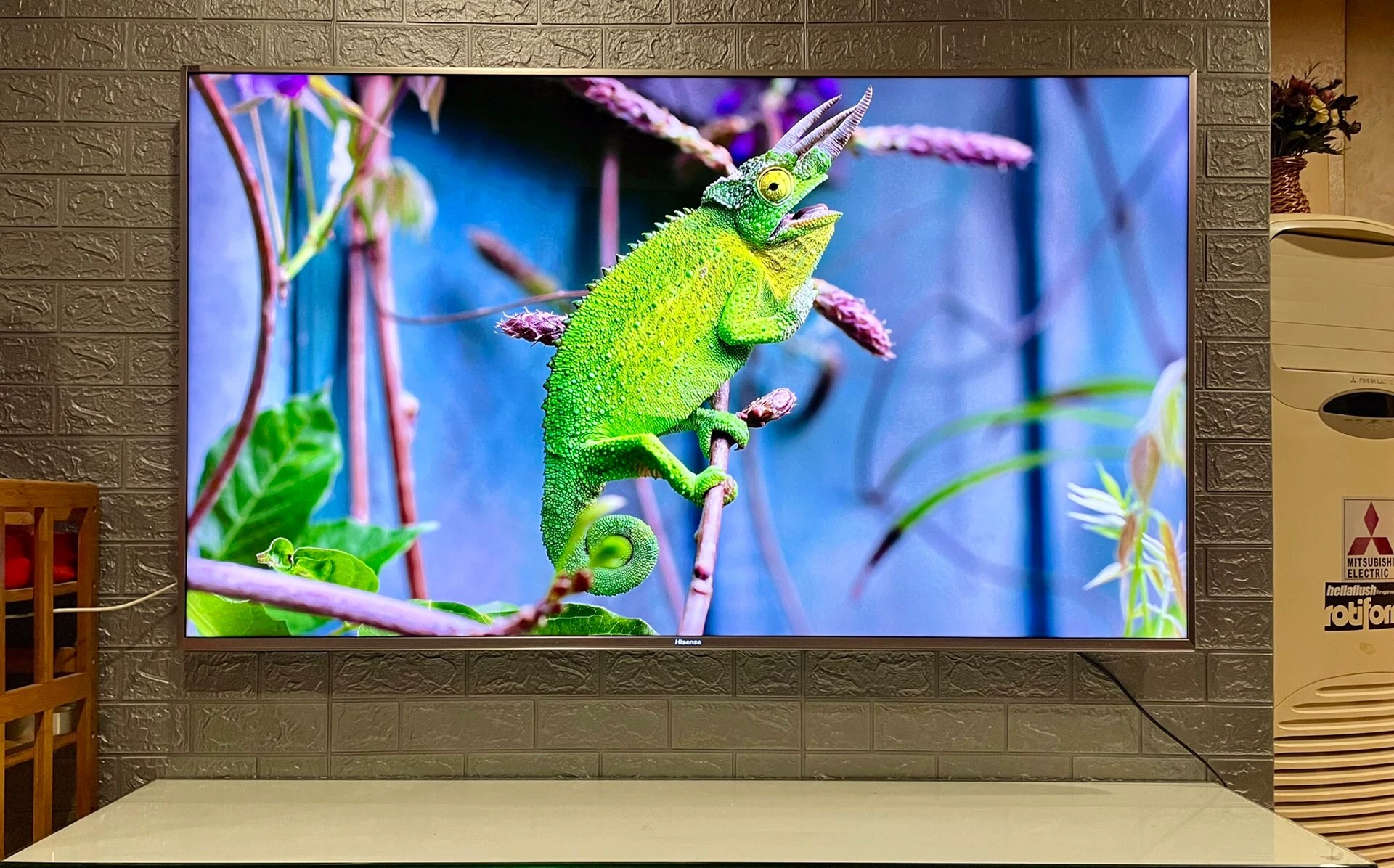 出个人自用闲置海信65寸ULED网络智能超画质液晶电视，型号LED65MU7000U，购买一年多开机仅个位数基本没怎么用，成色基本全新，海信高端机，整体效果超过